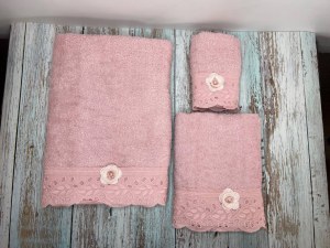 Набор из трех полотенец Fakili Tekstil. Баня 70*140/лицо 50*90/Руки 30*50. Цветок розовый.